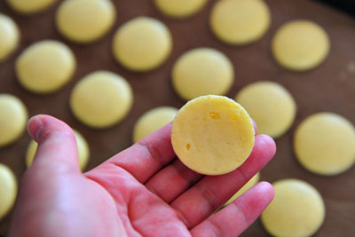 lam-banh-macarons-chanh-chua-diu-ma-khong-bi-dang (6)